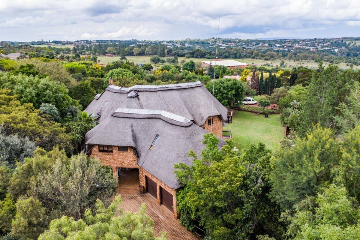 A Serene Bush Lodge-Style Home with Exceptional Family Space - Photo 5