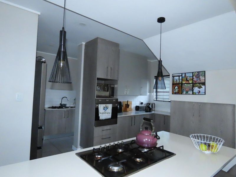 Luxury 3BR, 2.5BA Gem - Photo 9