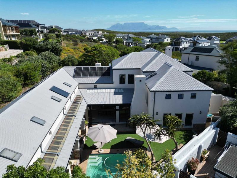 Spacious and Versatile Property with Ample Accommodation - Photo 3