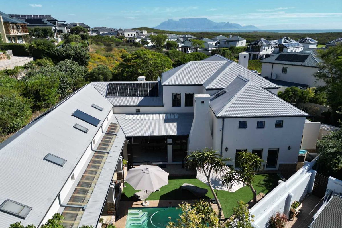 Spacious and Versatile Property with Ample Accommodation - Photo 3