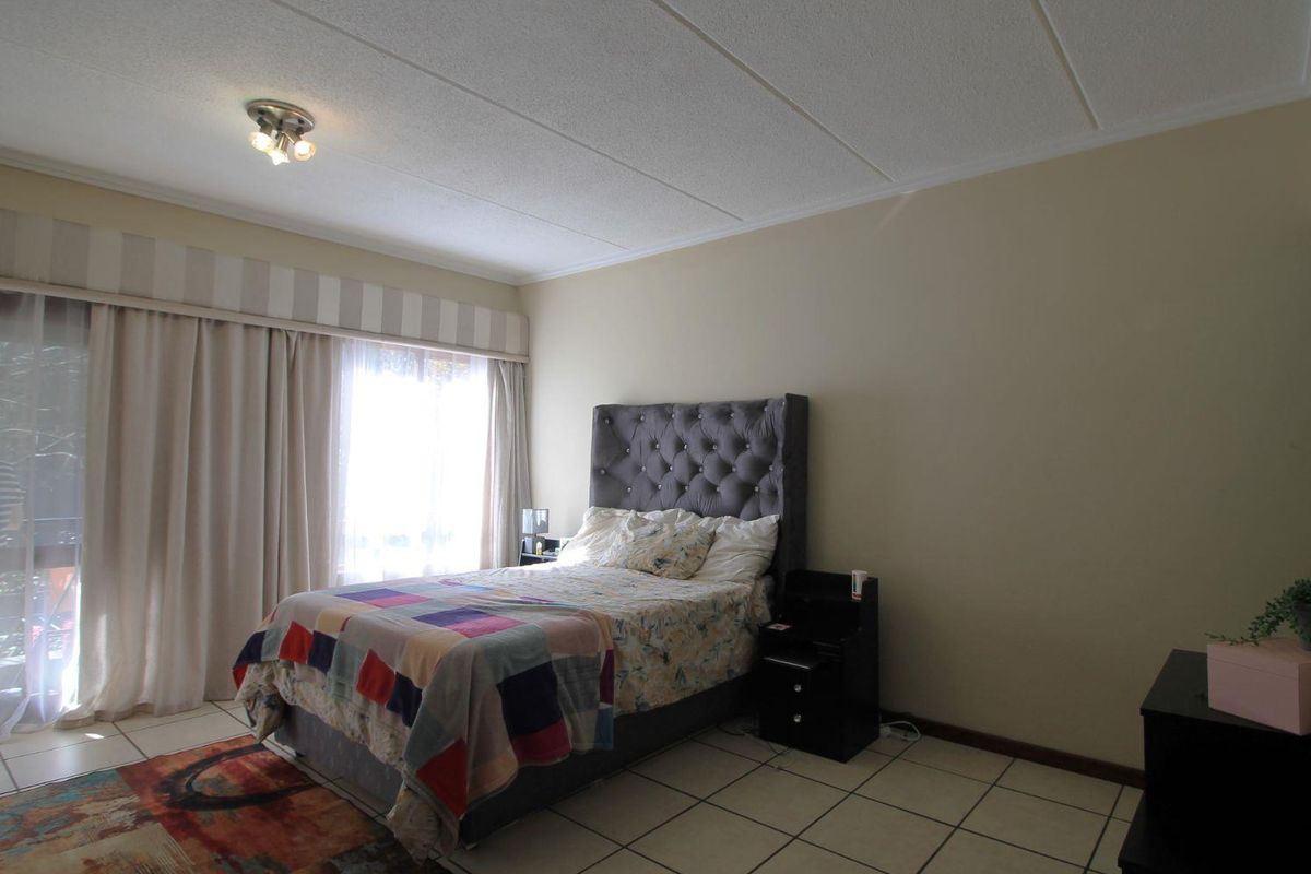 Lovely and sunny BACHELOR/STUDIO apartment - Photo 3