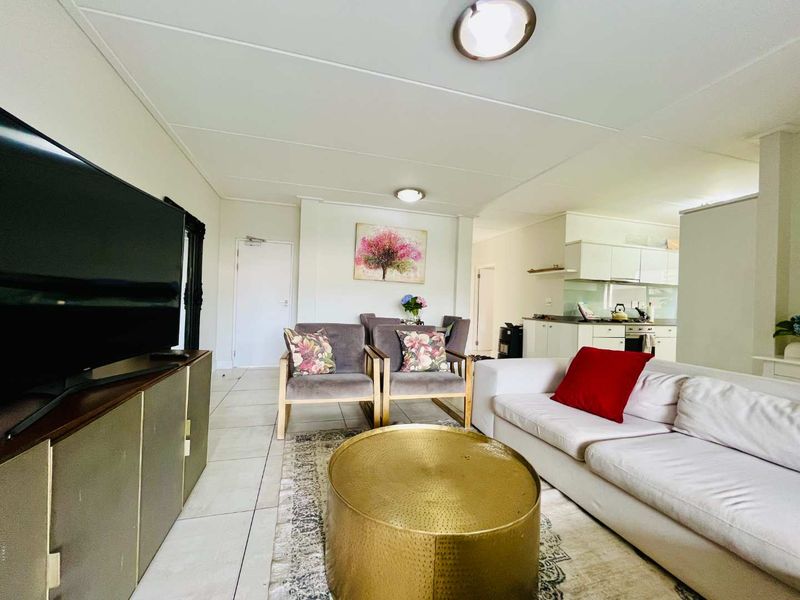 Modern 3 bedroom ground floor apartment for sale at The Polofields, Waterfalll - Photo 6