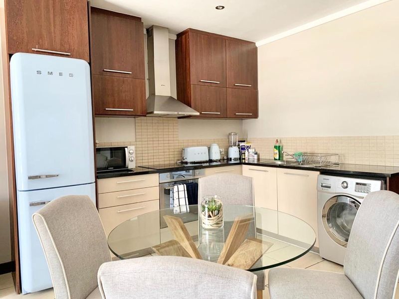 Modern, Stylish 2-Bedroom Apartment in the Heart of Cape Town - Photo 3