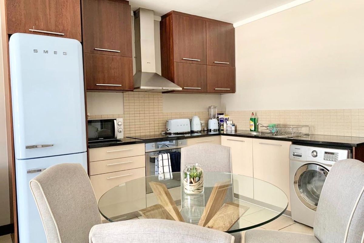 Modern, Stylish 2-Bedroom Apartment in the Heart of Cape Town - Photo 3