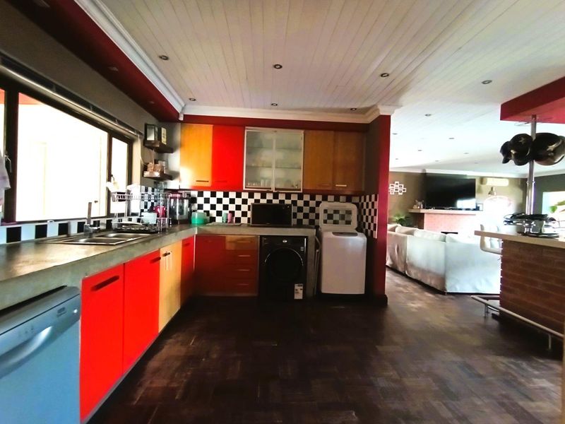 Versatile Home with 2 Flats: Family or Multiple Income Streams - Photo 9