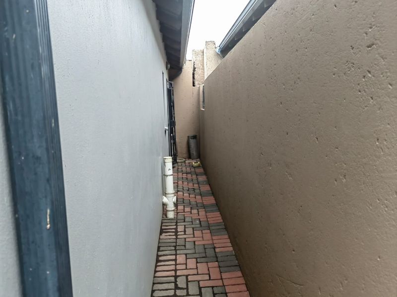 Clayville-Neat Property for R 860 000 - Photo 2