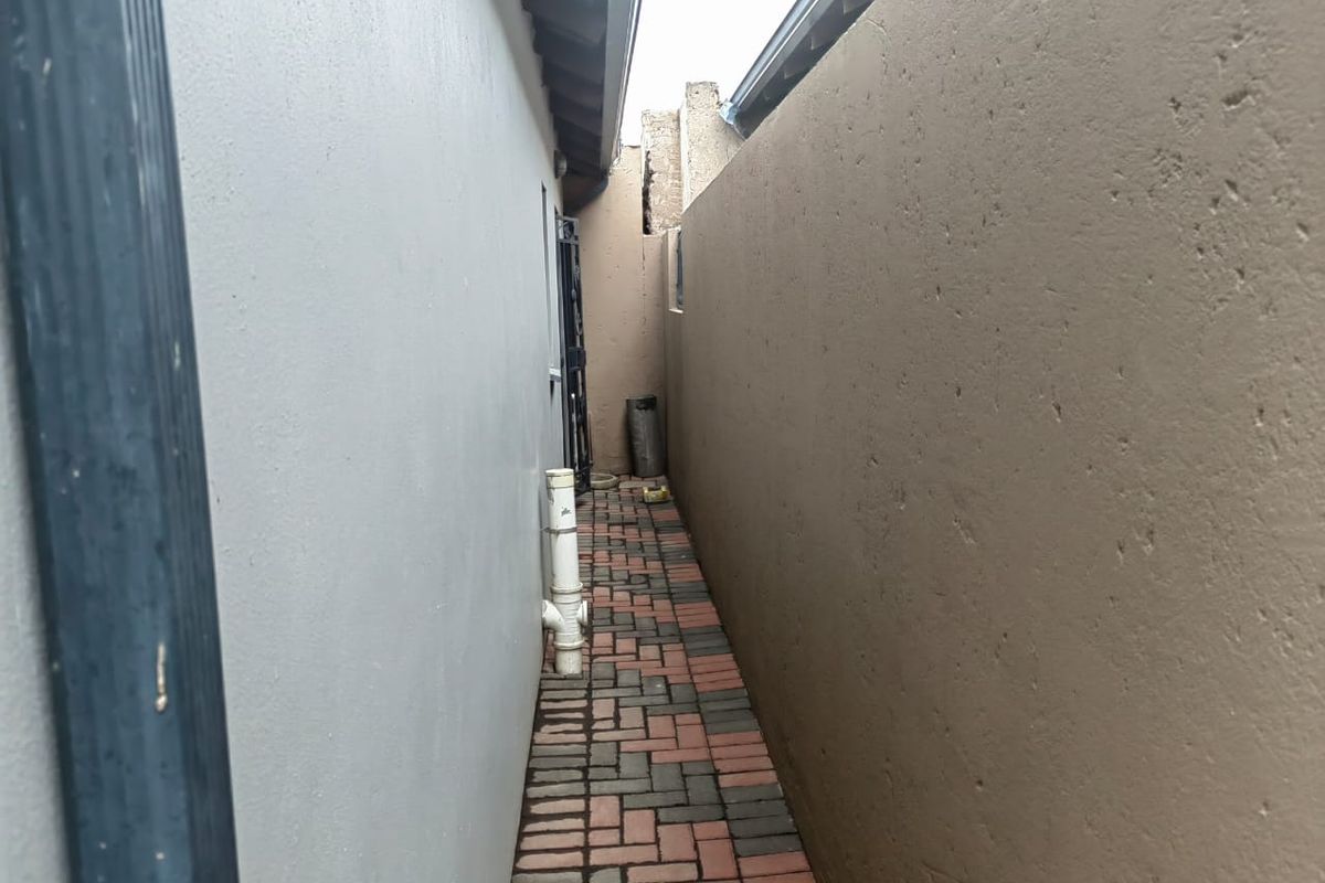Clayville-Neat Property for R 860 000 - Photo 2