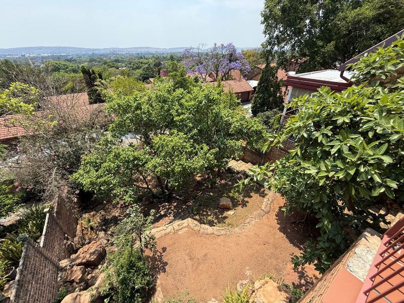 Elegant 3-Bedroom Duplex Showcasing Modern Comforts and Stunning Views - Photo 4