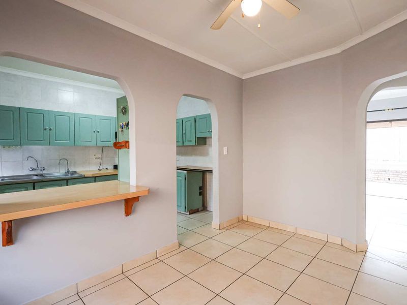 Spacious 3 Bedroom Facebrick Simplex With Entertainment Area & Splash Pool - Photo 7