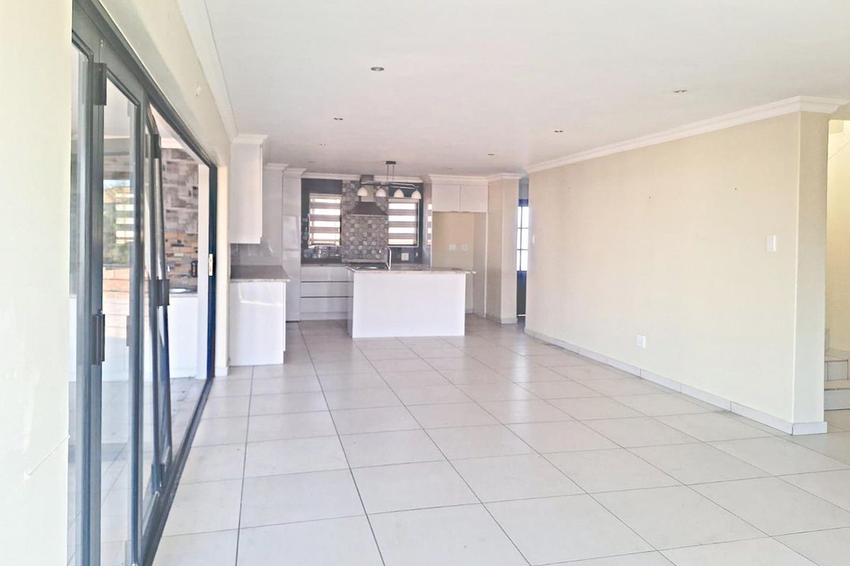 WELL PLANNED MODERN HOME. - Photo 4