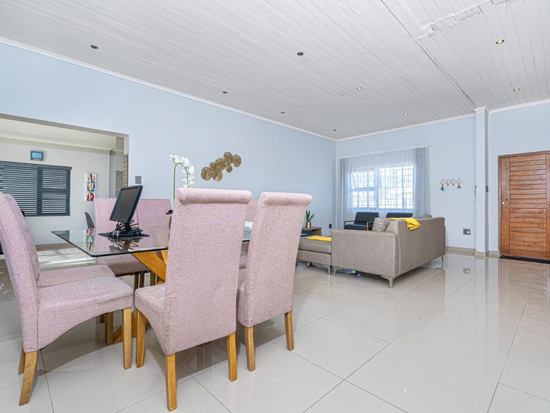 A beautiful home with access from 2 Avenues in Rondebosch East - Photo 4