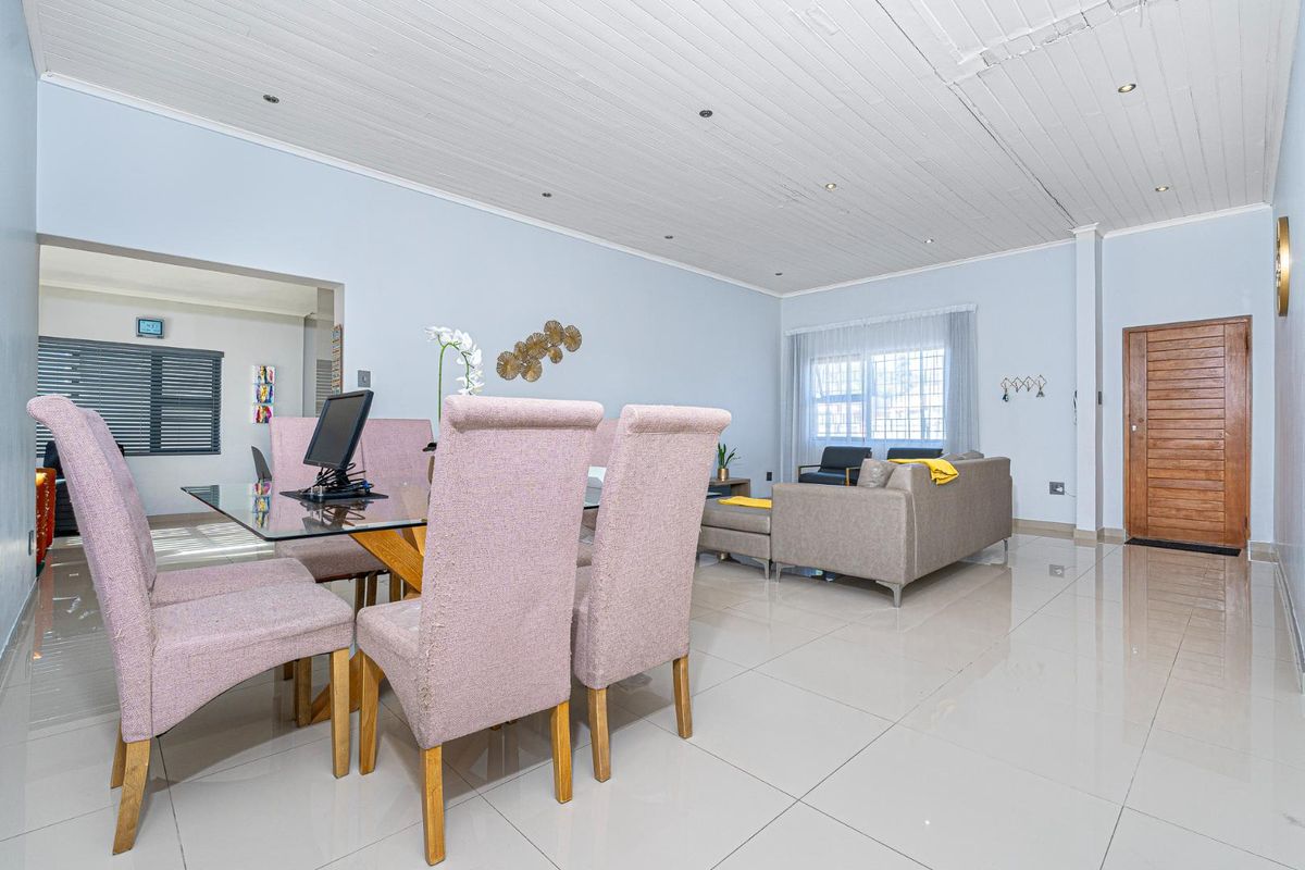 A beautiful home with access from 2 Avenues in Rondebosch East - Photo 4