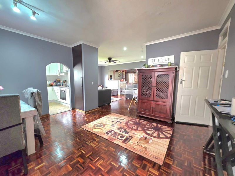 BEAUTIFUL FAMILY HOME WITH COTTAGE – PADFIELD PARK - Photo 5