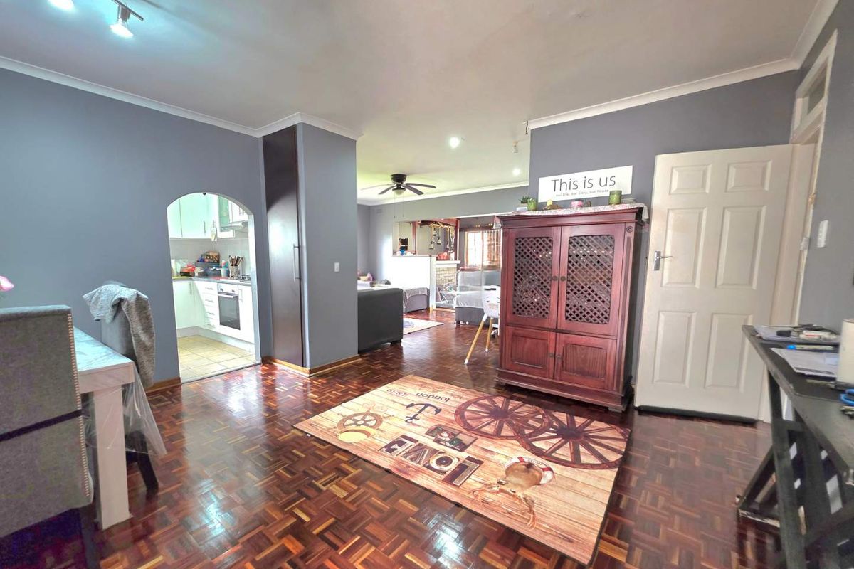 BEAUTIFUL FAMILY HOME WITH COTTAGE – PADFIELD PARK - Photo 5