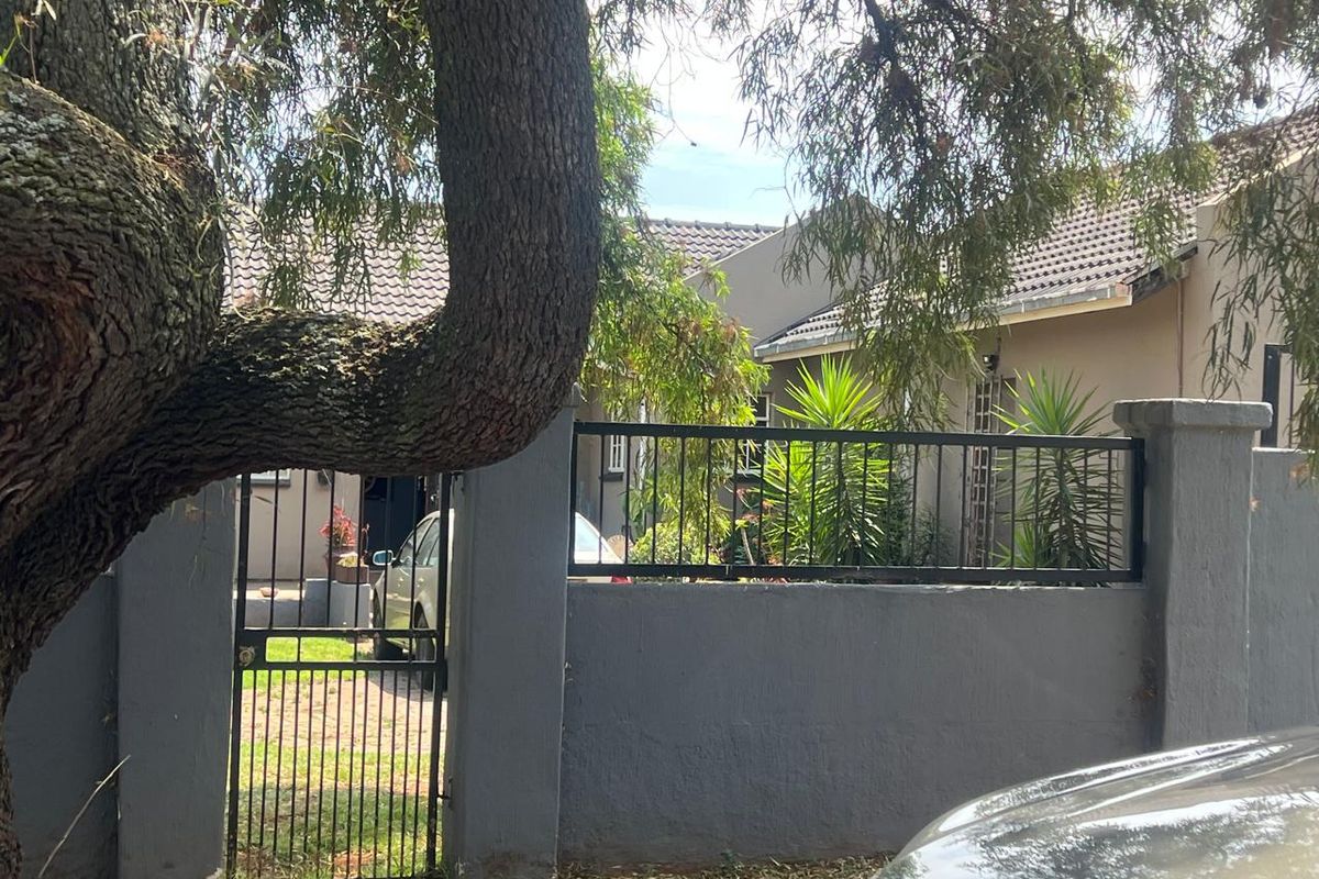 Family home in the heart of Brackendowns. - Photo 2