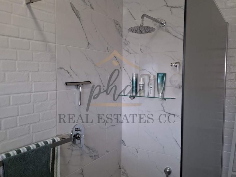 Beautifully Renovated Secure Apartment – Walking Distance to the Ocean - Photo 10