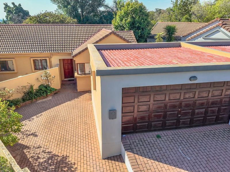 A spacious 2-bedroom freehold cluster home situated in a secure estate in  Douglasdale. - Photo 6