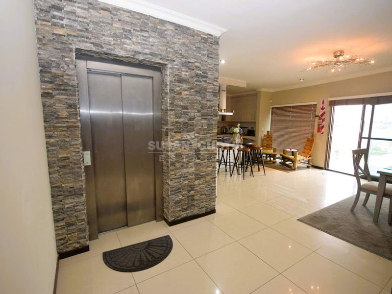 Beyond stylish penthouse - Photo 2