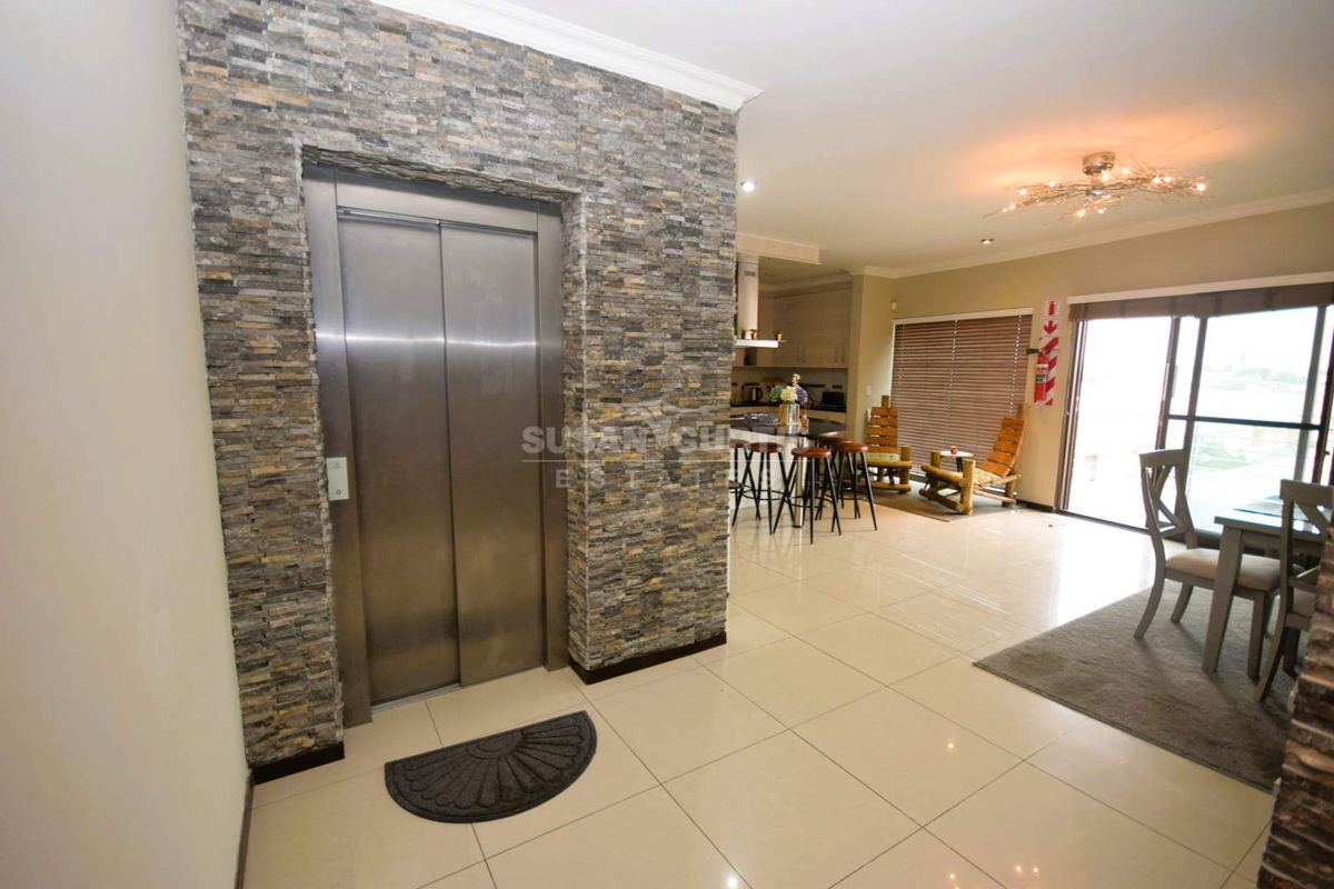 Beyond stylish penthouse - Photo 2