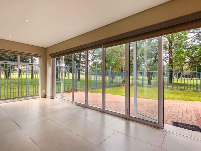 Large corner home in the popular Taemane Golf View Estate - Moreleta Park - Photo 4