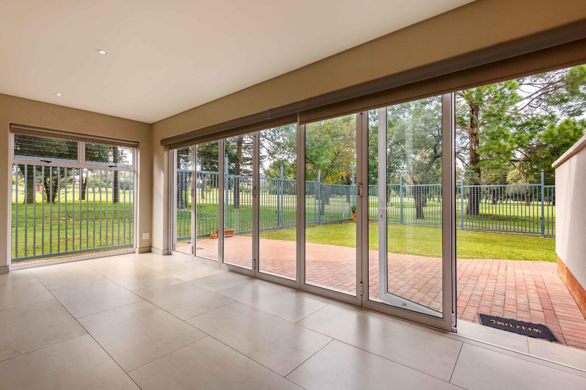 Large corner home in the popular Taemane Golf View Estate - Moreleta Park - Photo 4