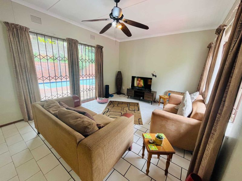 Hendra - 3-Bedroom Home with Flatlet, Double Garage and Pool in Sought-After Upper Glen Hills - Photo 2