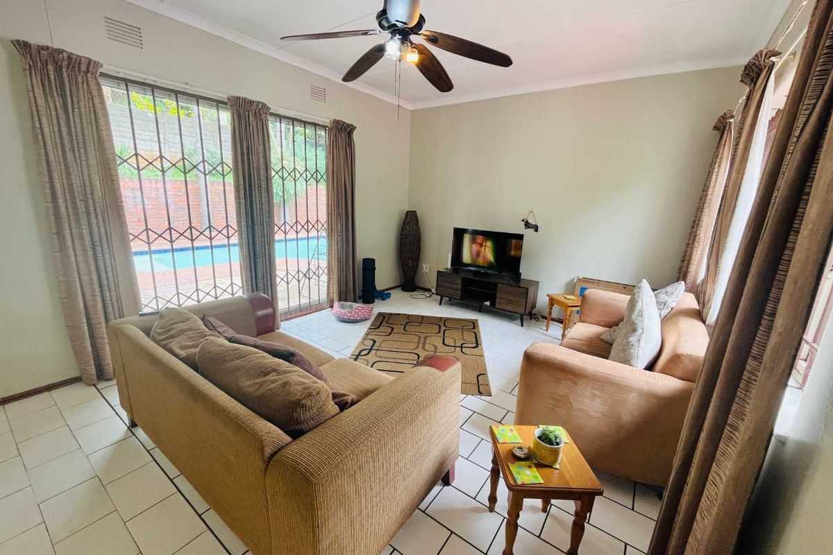 Hendra - 3-Bedroom Home with Flatlet, Double Garage and Pool in Sought-After Upper Glen Hills - Photo 2