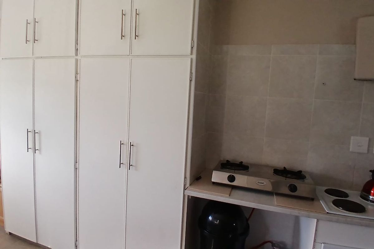 Beautiful 3-bedroom property with 2 flatlets with lots of possibilities - Photo 5