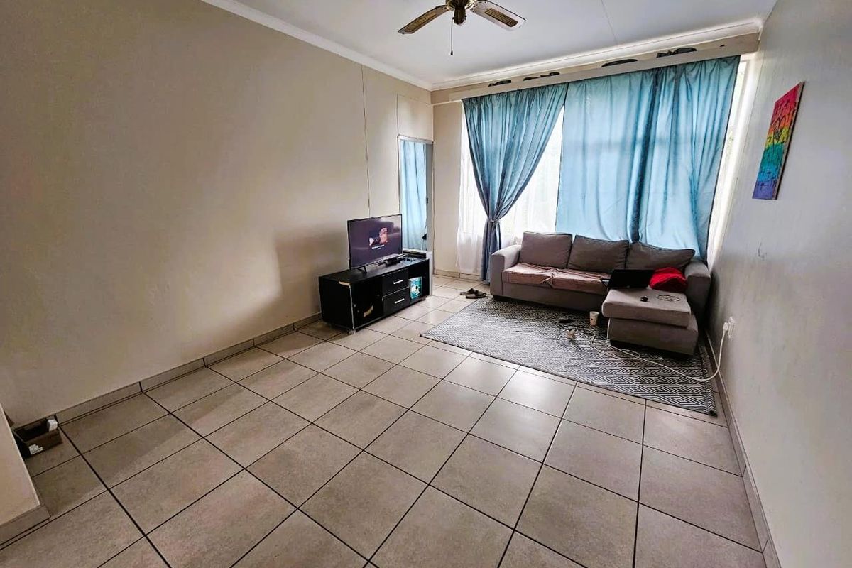 Spacious 1.5-Bedroom Apartment in Prime Queenswood Location - Photo 2