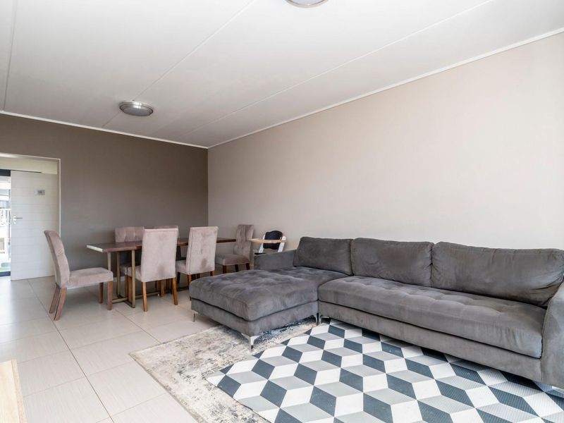 Home to a discerning professional - Photo 7