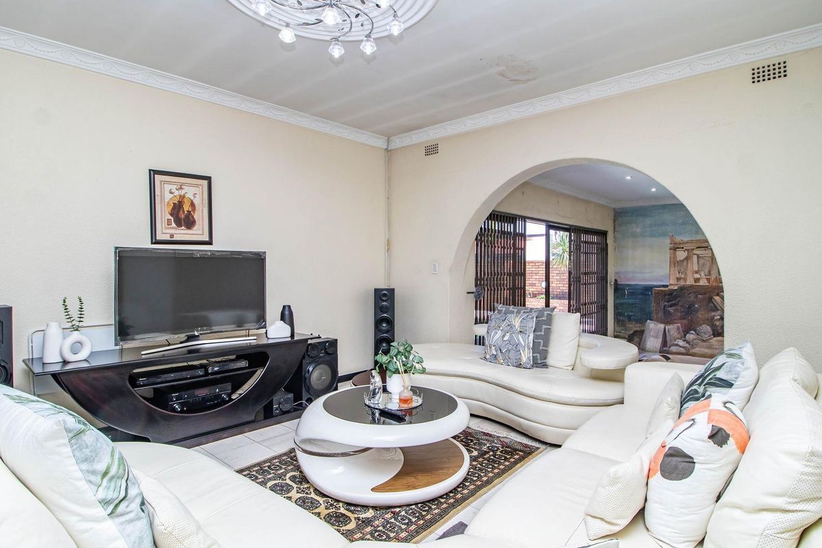 Timeless Elegance Meets Modern Comfort in Lakefield - Photo 2