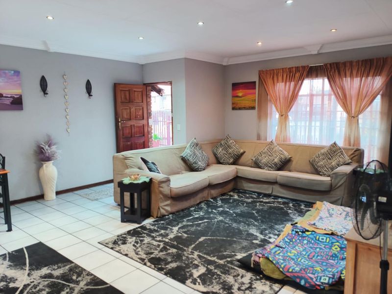 3 bedroom facebrick home with 2 bathrooms in an excellent area! - Photo 2