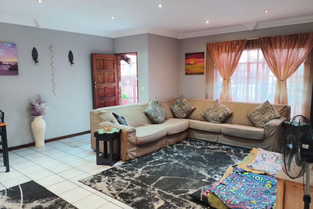 3 bedroom facebrick home with 2 bathrooms in an excellent area! - Photo 2