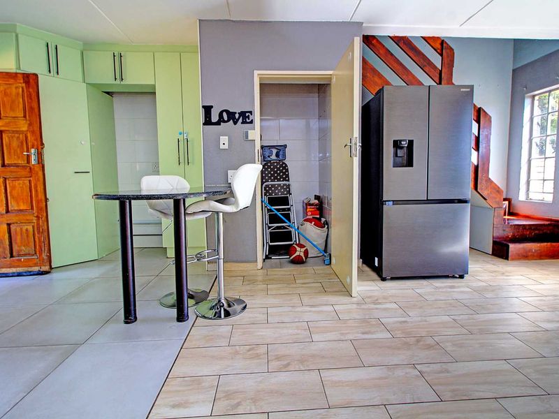 Townhouse Gem: Comfort, Style, and Convenience Await! - Photo 8