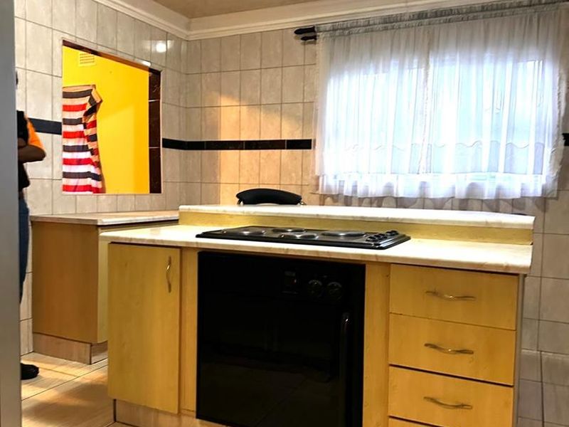 Expansive 5-Bedroom Home with Luxury Ensuites & Entertainer’s Appeal - Photo 4