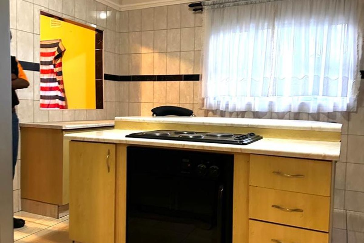 Expansive 5-Bedroom Home with Luxury Ensuites & Entertainer’s Appeal - Photo 4