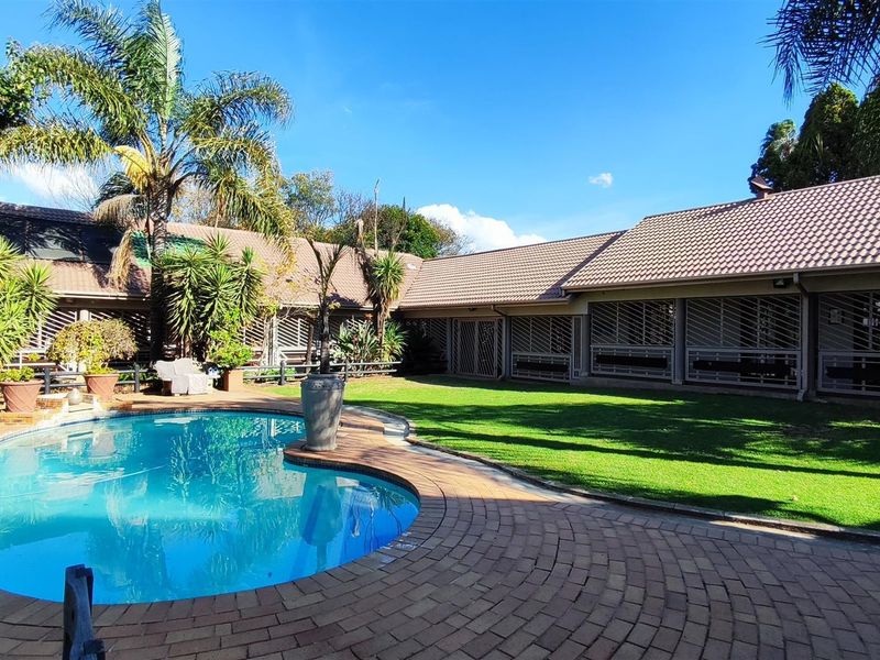 5 Bedroom house FOR SALE in Van Riebeeck Park - Photo 3