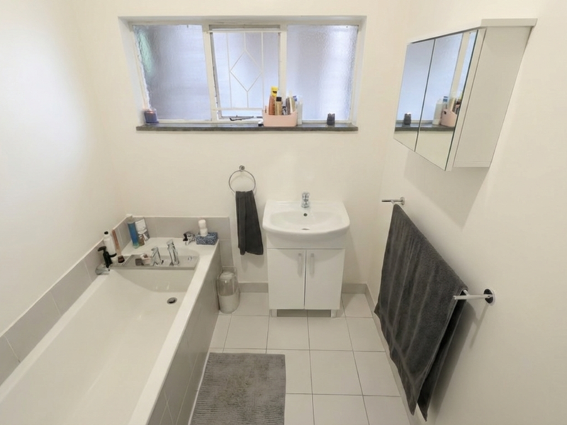 Charming Ground Floor Apartment in Melrose Gardens - Photo 10