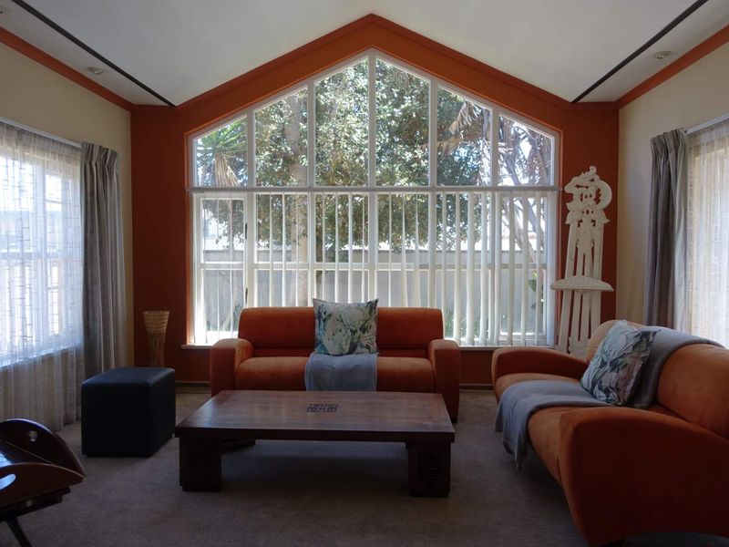 HOUSE WITH FLAT NEAR THE SEA PROMENADE AND SHOPPING MALL - Photo 2