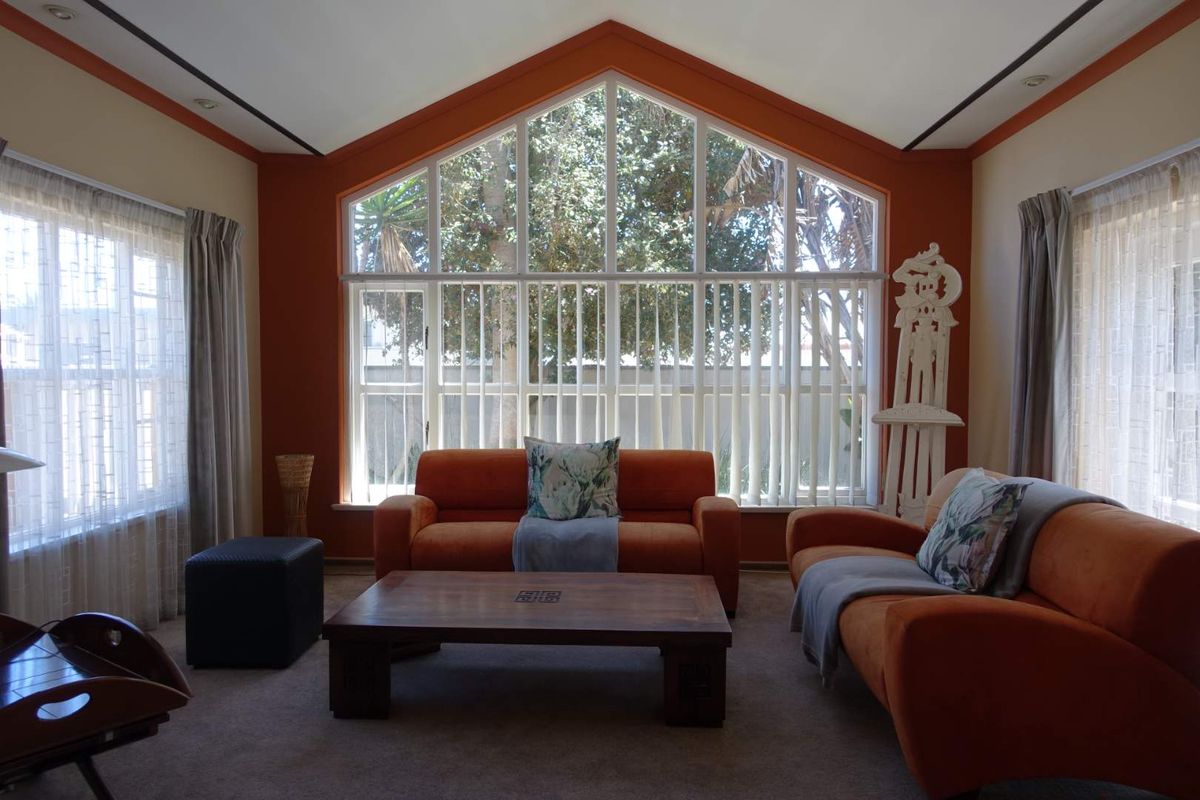 HOUSE WITH FLAT NEAR THE SEA PROMENADE AND SHOPPING MALL - Photo 2