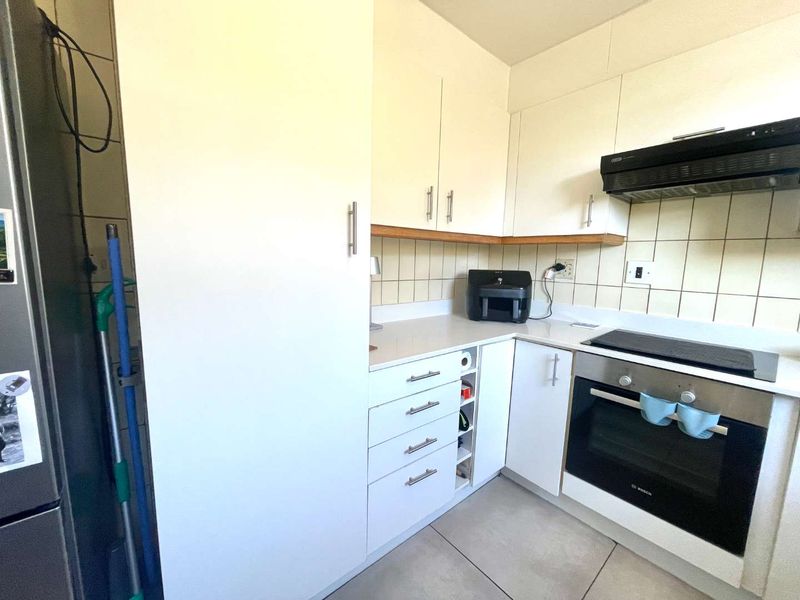 Spacious 3-Bedroom Duplex with Spectacular City, Table Bay, harbour and Table Mountain Views - Photo 9