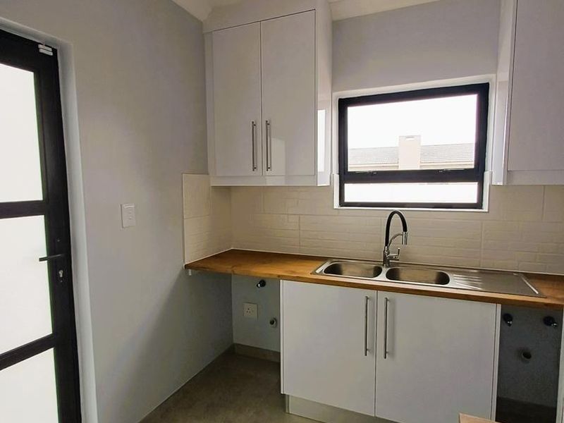 3 BEDROOM HOUSE IN MILE 4 EXT 1, FOR SALE - Photo 10