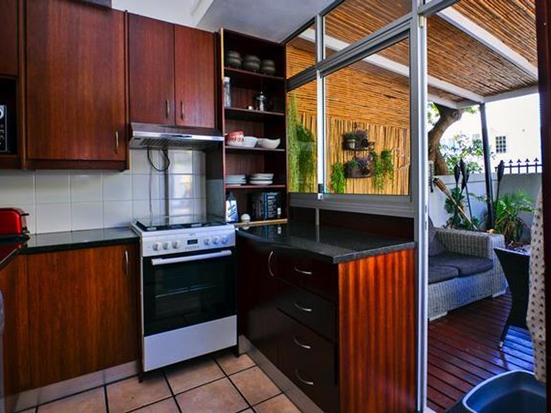 Furnished 2 bedroom with private patio - Photo 4