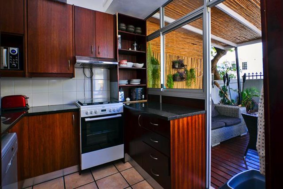 Furnished 2 bedroom with private patio - Photo 4