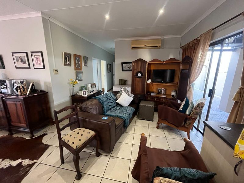 Immaculate 3-bedroom townhouse just outside Upington - Photo 10