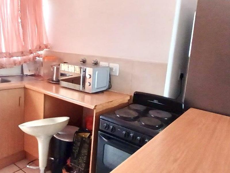 SECURED TOWNHOUSE - Photo 4