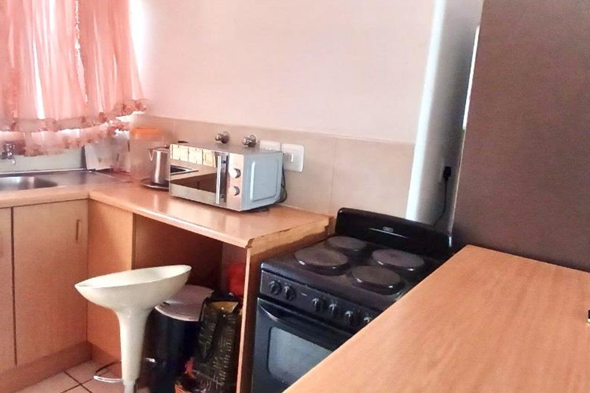 SECURED TOWNHOUSE - Photo 4