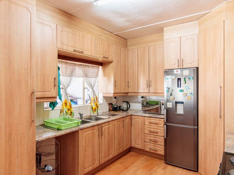 SPACIOUS FAMILY HOME WITH EXTRA ACCOMMODATION - Photo 10