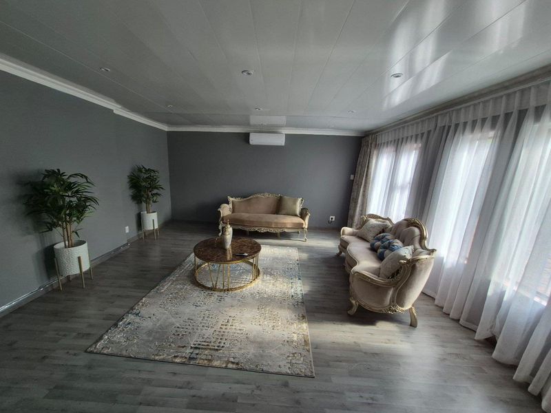 Spacious Family Living in Secure Boomed Estate – Excellent Location! - Photo 3