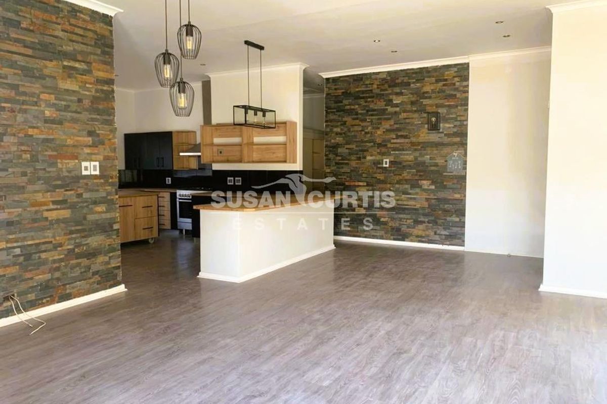 Modern Renovated Family Home in Central Oranjemund - Photo 4